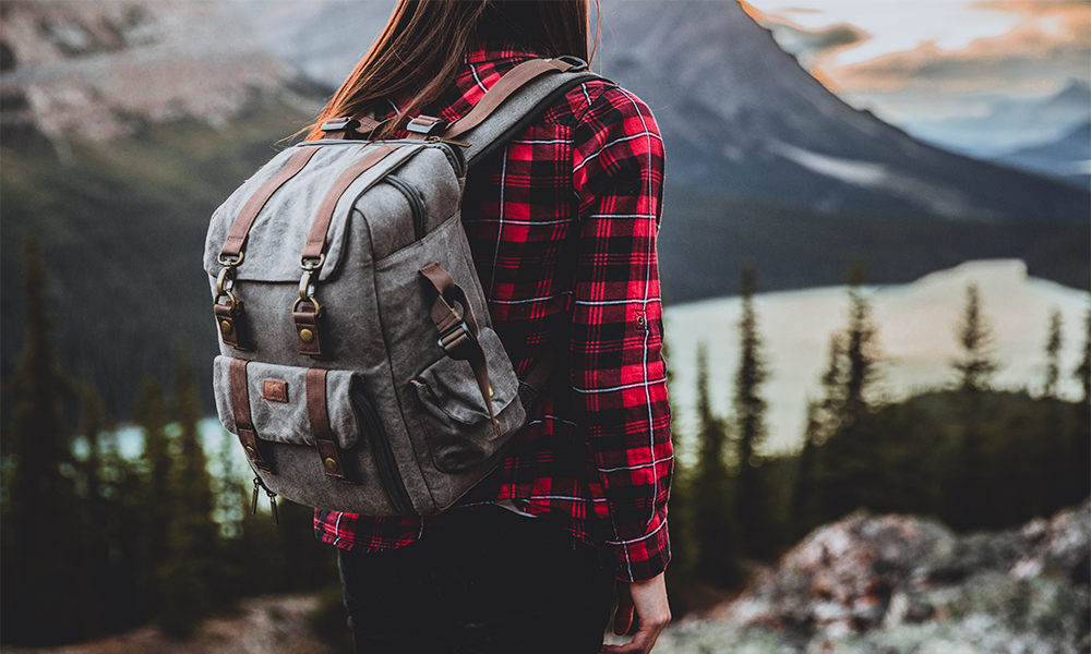 mujer joven con mochila al hombro viajeros mexicanos