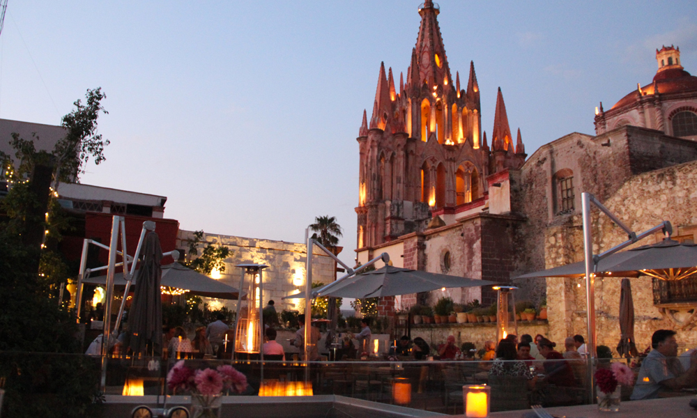 Qué-hacer-en-San-Miguel-de-Allende-de-noche-con-tu-pareja-Quince-Rooftop