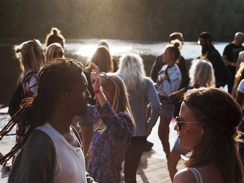 Qué es y cómo funciona Couchsurfing 