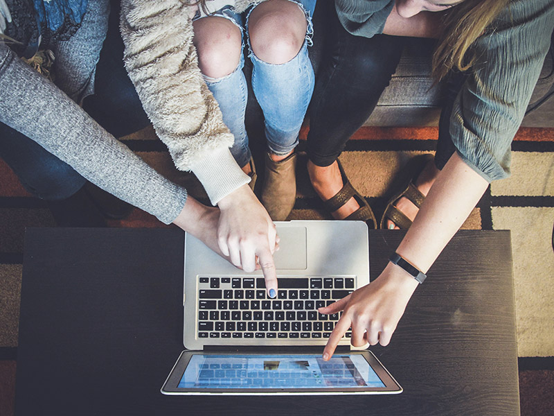 Qué es y cómo funciona Couchsurfing 