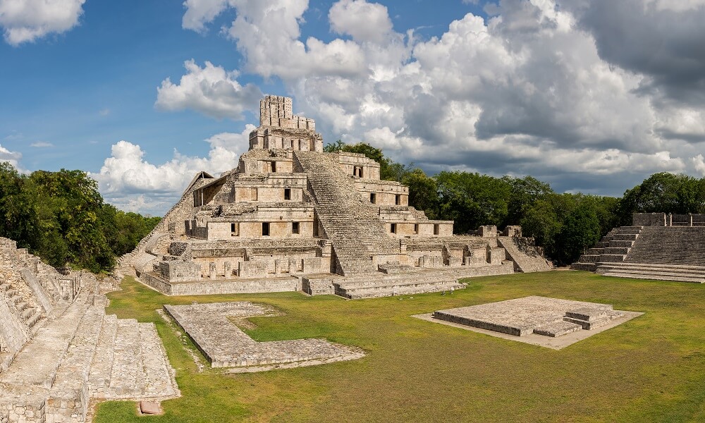 Explora la zona arqueológica de Edzná, Campeche