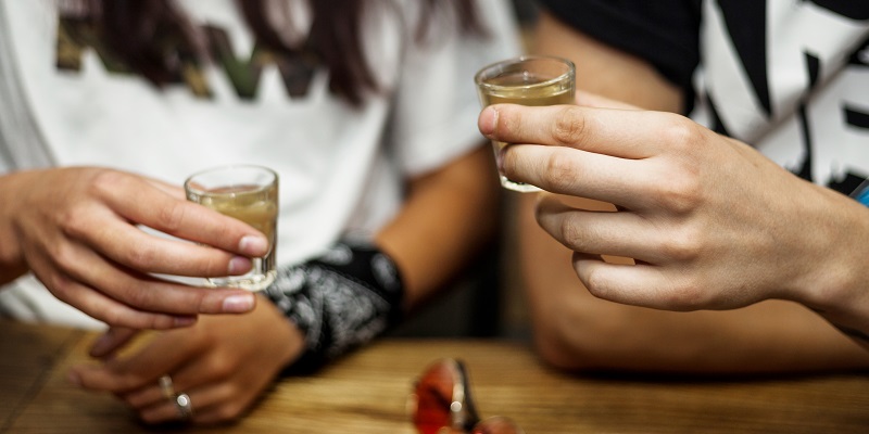 La forma más tradicional deber tequila es en caballito.