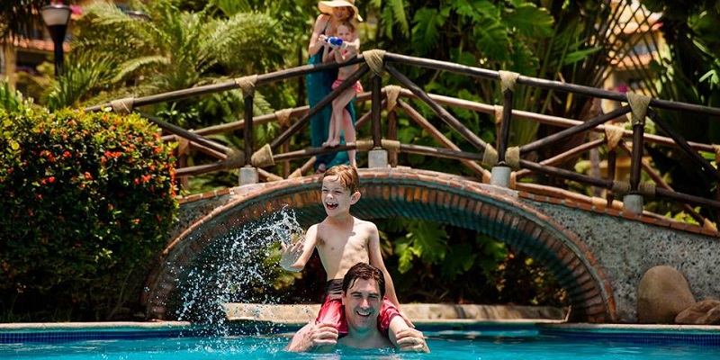 Los mejores hoteles para niños en Puerto Vallarta El hotel Velas Vallarta cuenta con una gran oferta de actividades para niños de todas las edades.