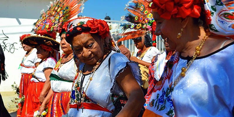 Mujeres bailando "El Yomoetzé" 