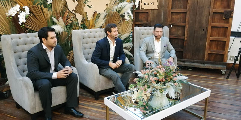 De derecha a izquierda: José Miguel Arreola (Jefe de Tecnología de Bizrup), James Asquith y Adán Bernal (fundador de Bizrupt) 