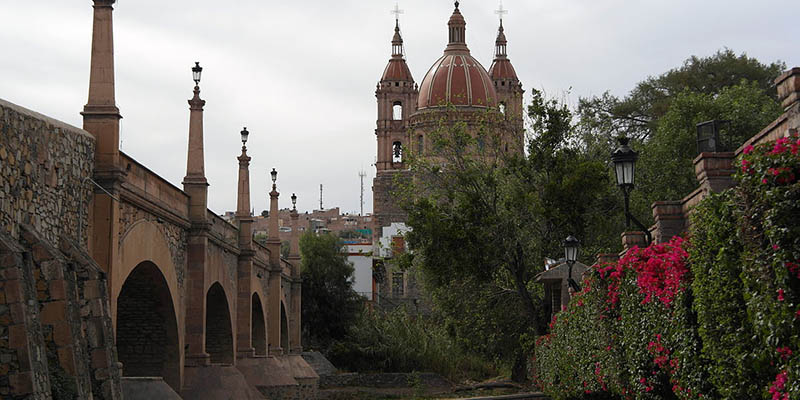 Este puente se pasa por arriba