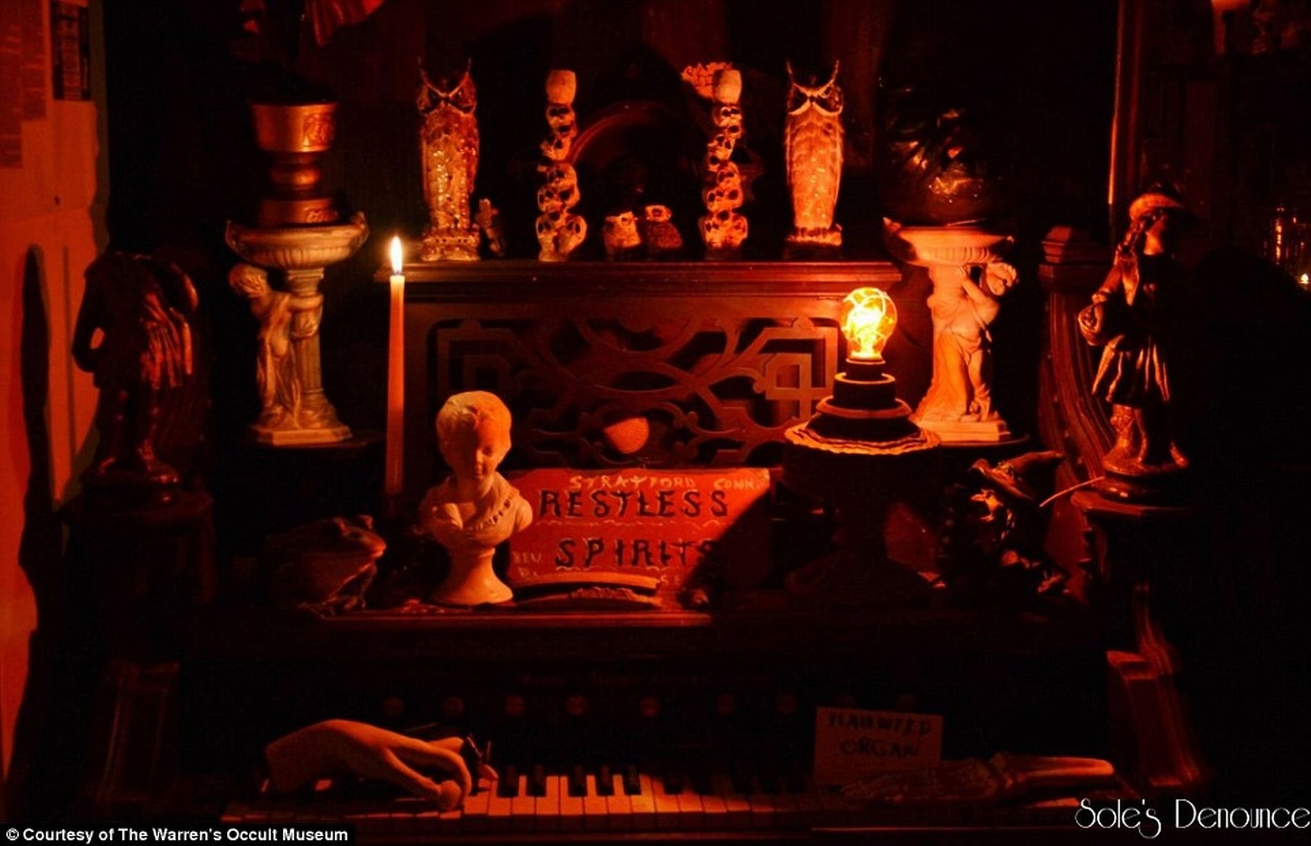 El piano que se toca solo en el museo de los Warren