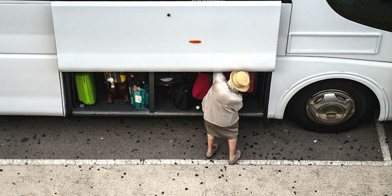 Vigilando maletas en el autobús