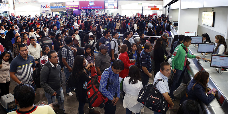 consejos-para-viajar-en-autobus-multitud