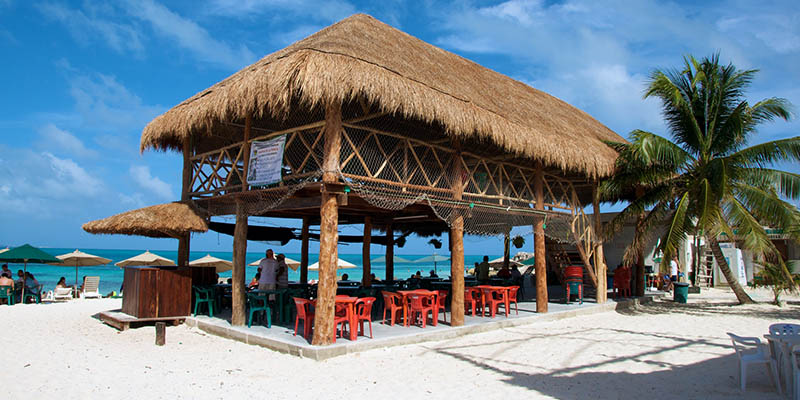 playa-tortugas-cancun-palapa