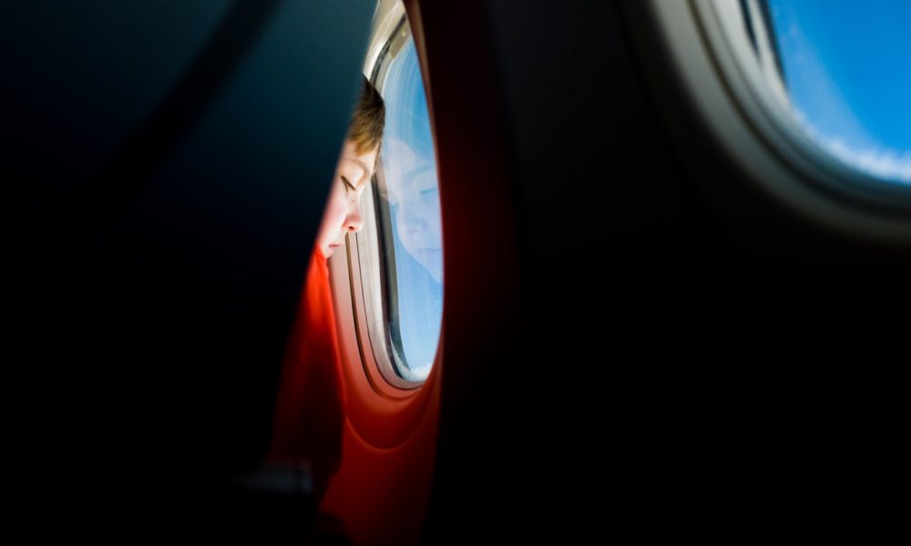 Niño en avión