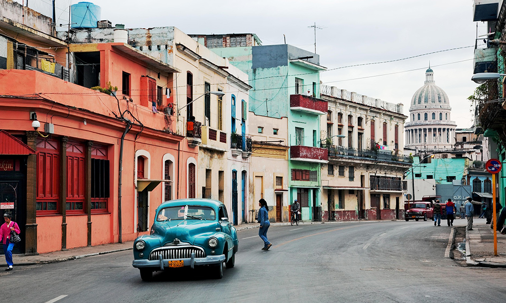 Cuba se cierra y restringe entrada a turistas