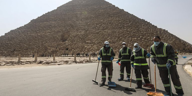 Limpian y sanitizan las pirámides de Giza por coronavirus