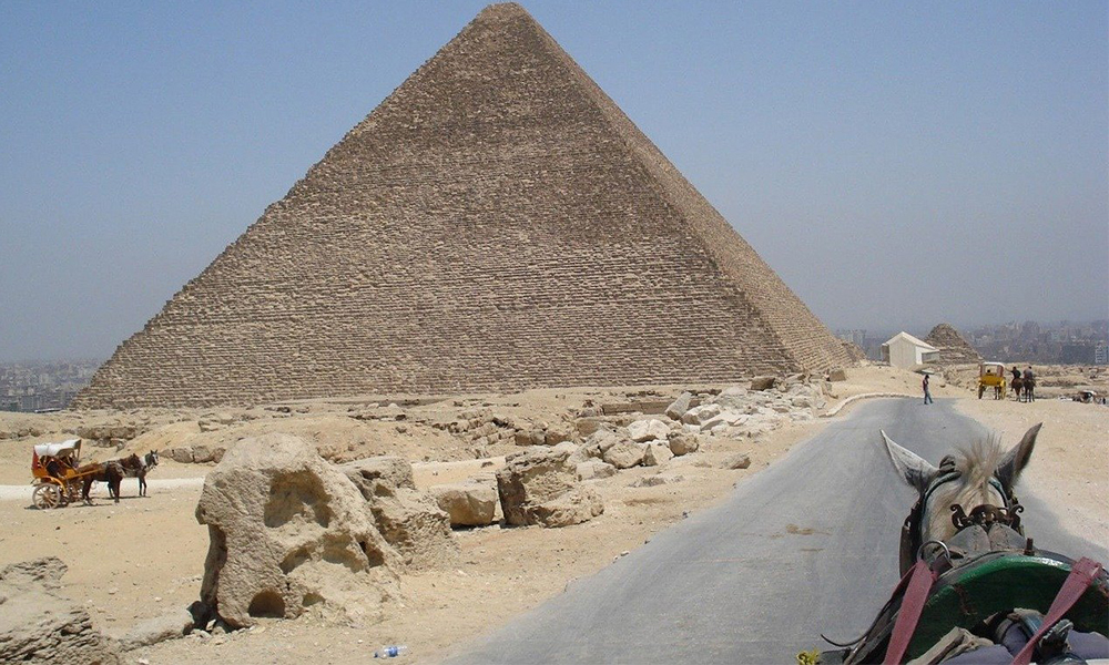 Limpian y sanitizan las pirámides de Giza por coronavirus