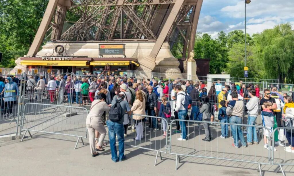 filas para subir a la torre eiffel
