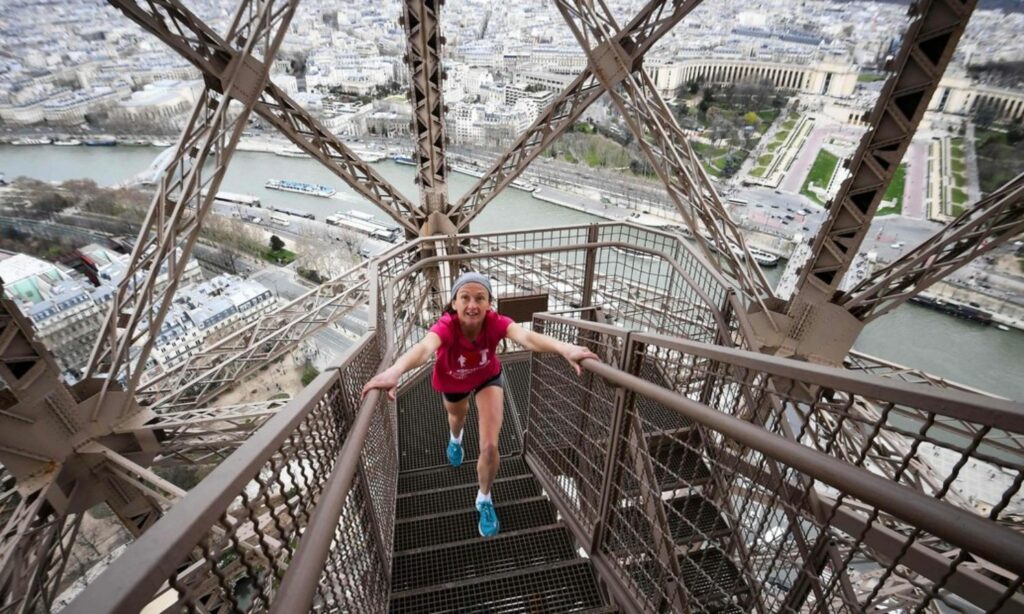 subirlas escaleras de la torre eiffel