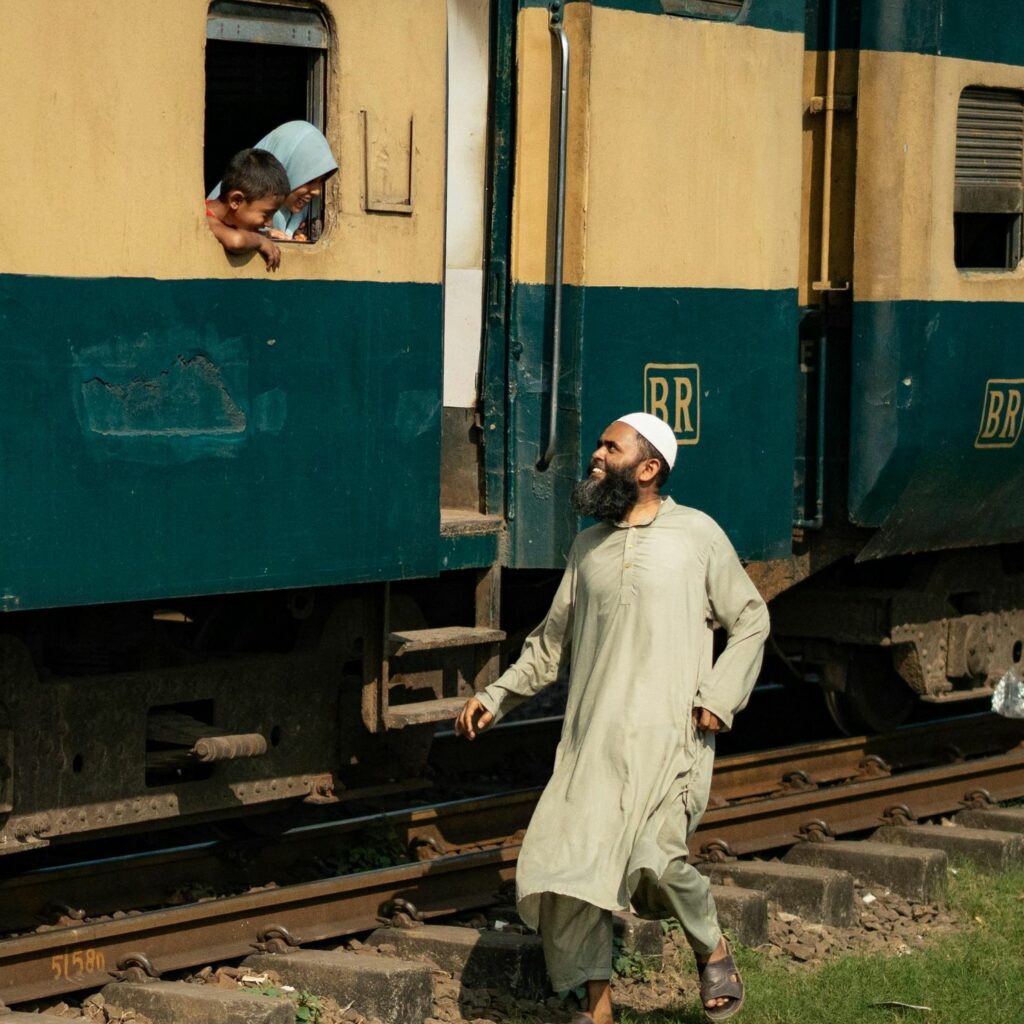great-railway-bazaar-india-abordando-tren