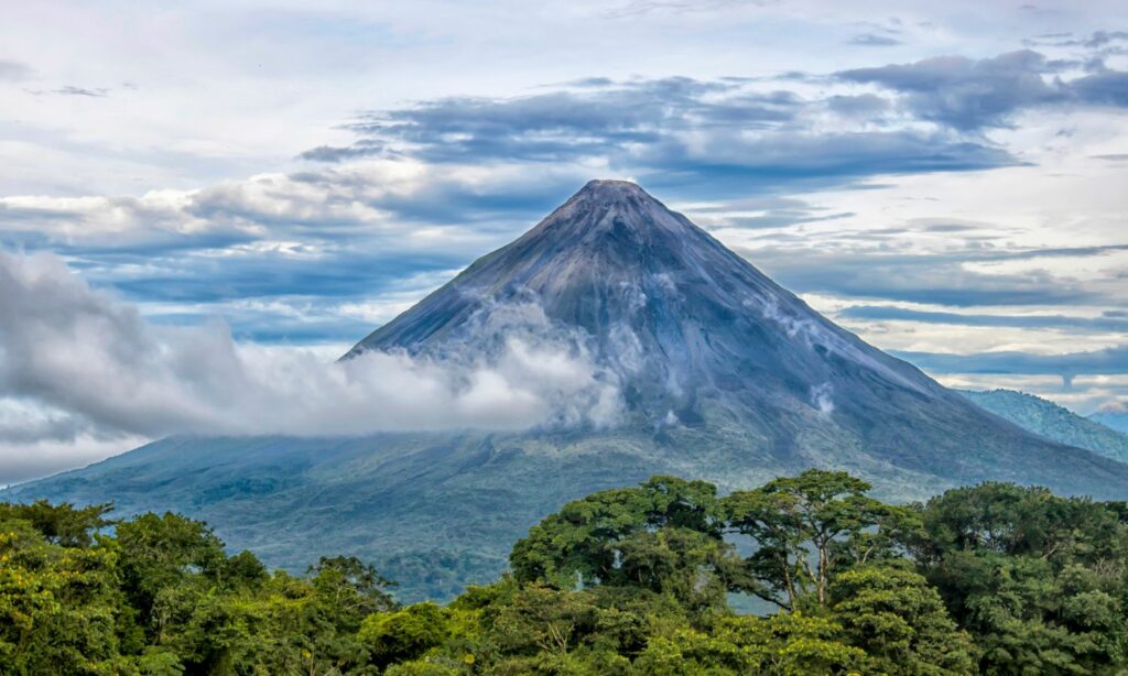 volcan-arenal-miradores-lago-senderos-julia-tours