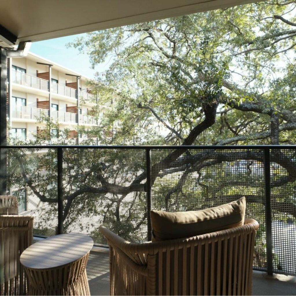 hotel-plaza-san-antonio-dormir-dentro-del-jardin