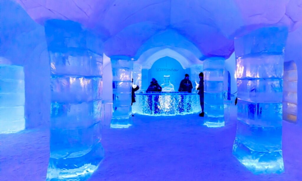 pueblo-de-nieve-y-hielo-esculturas-turismo-finlandia
