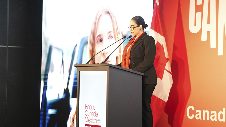 Alethia García, representante de Destination Canada en México, durante su presentación en Focus Canada 2026