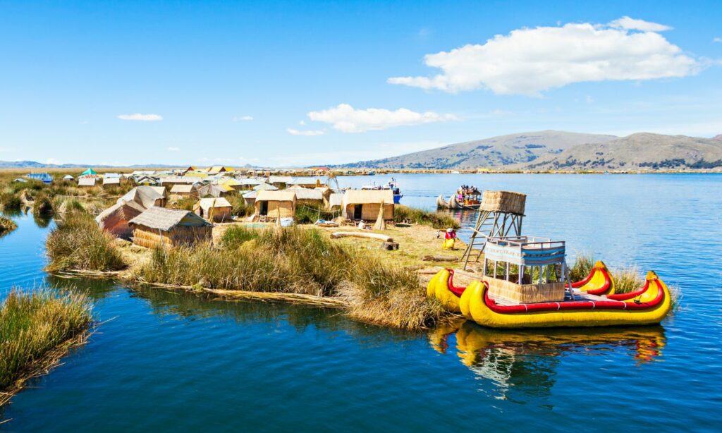 isla-flotante-de-los-Uros-Peru