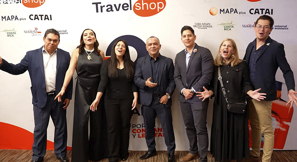 Miguel Galicia CEO de Travel Shop junto a partners patrocinadores durante la celebración del 12 aniversario de la operadora